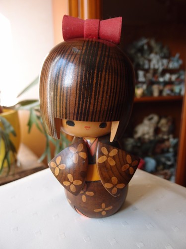 Kokeshi puppe mit - kokeshi-puppe,